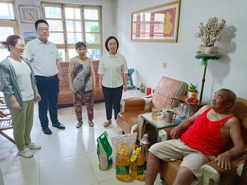 走访社区老党员.jpg